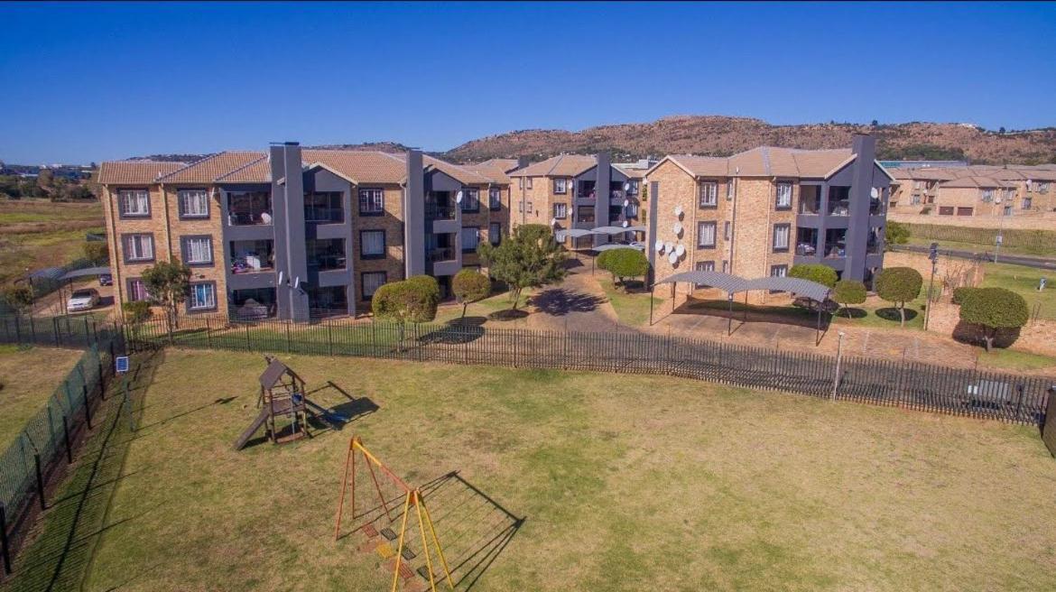 Cozy & Private 2-Bedroom Groundfloor Apartment Roodepoort Exterior photo