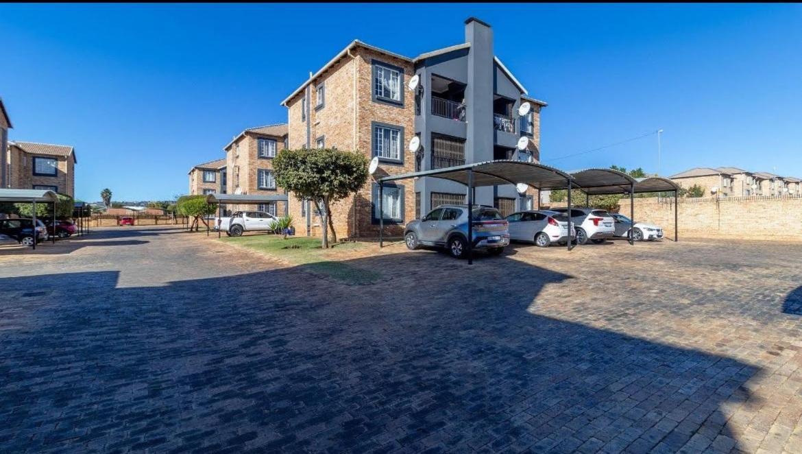 Cozy & Private 2-Bedroom Groundfloor Apartment Roodepoort Exterior photo