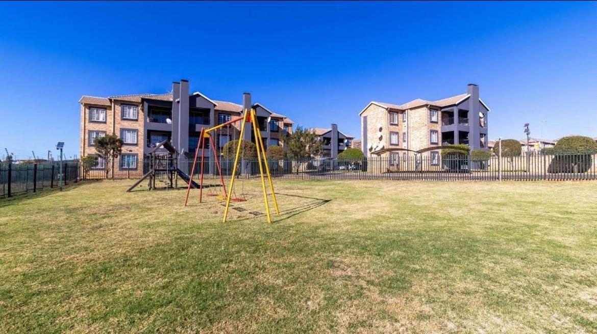 Cozy & Private 2-Bedroom Groundfloor Apartment Roodepoort Exterior photo